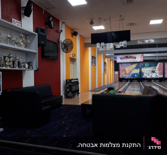 מצלמות אבטחה מותקנות על הקיר מעל הספות